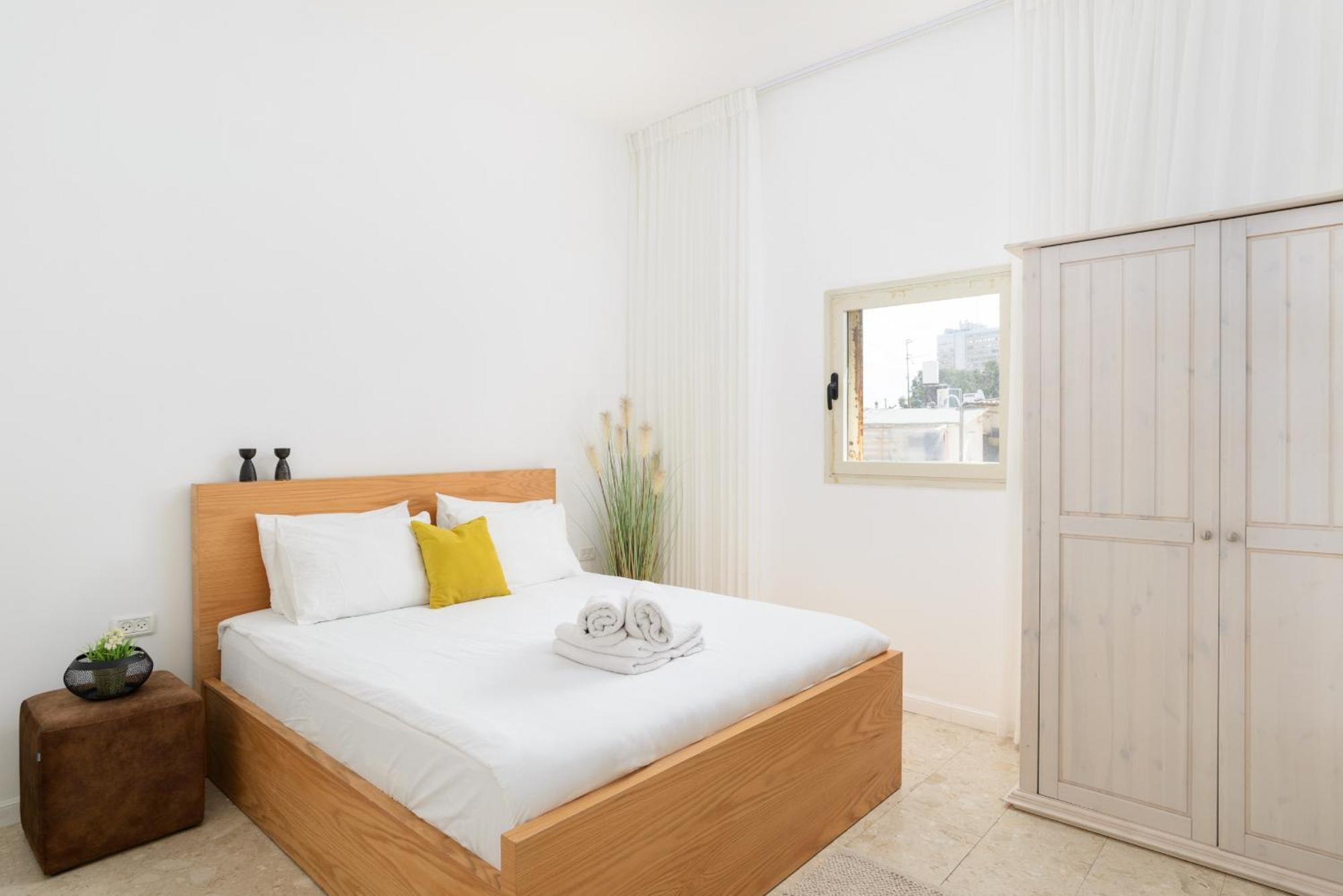 Bauhaus 2br With Sea View & Balcony By Feelhome Apartment Tel Aviv