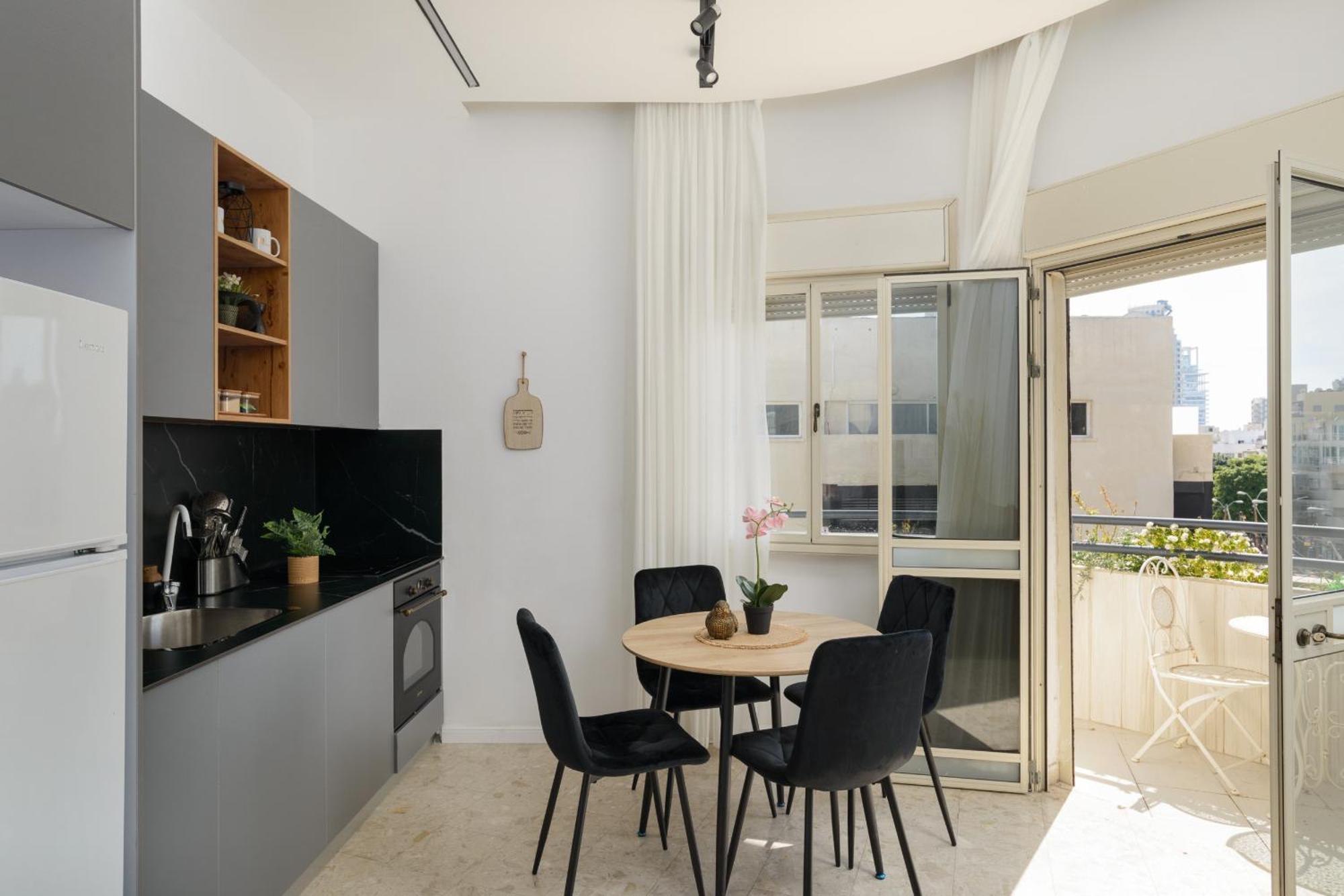 Bauhaus 2br With Sea View & Balcony By Feelhome Apartment Tel Aviv
