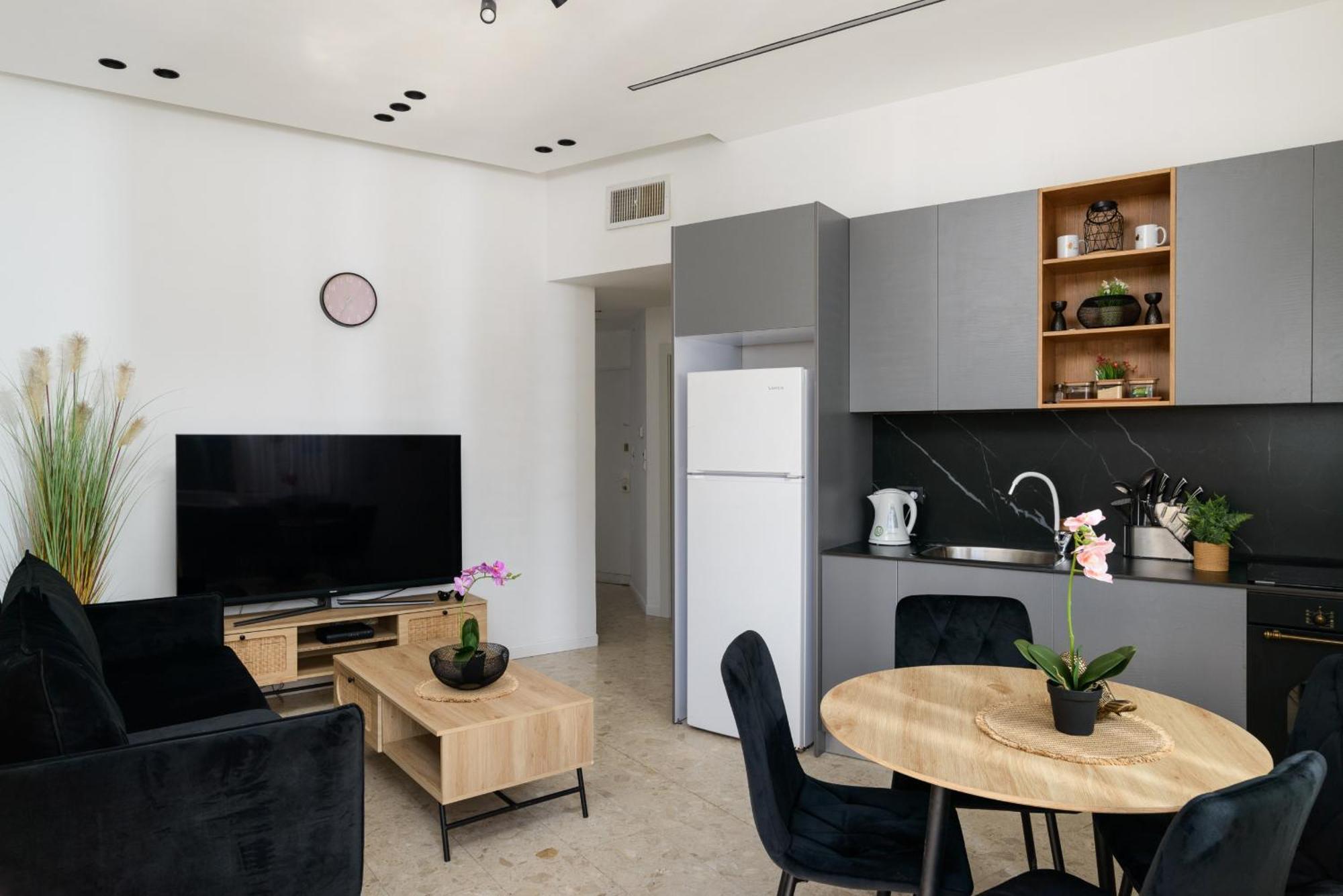 Bauhaus 2br With Sea View & Balcony By Feelhome Tel Aviv