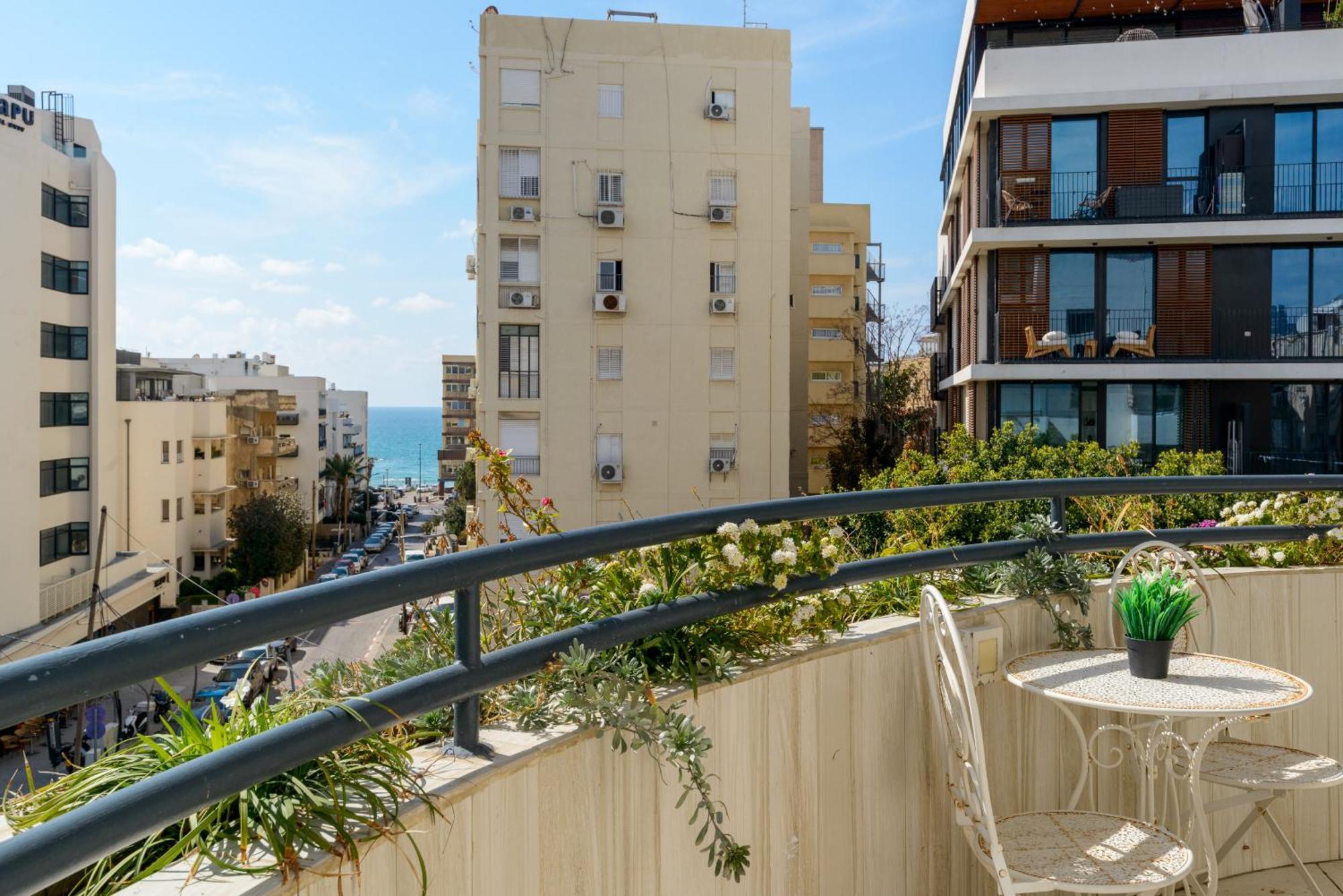 Bauhaus 2br With Sea View & Balcony By Feelhome Tel Aviv