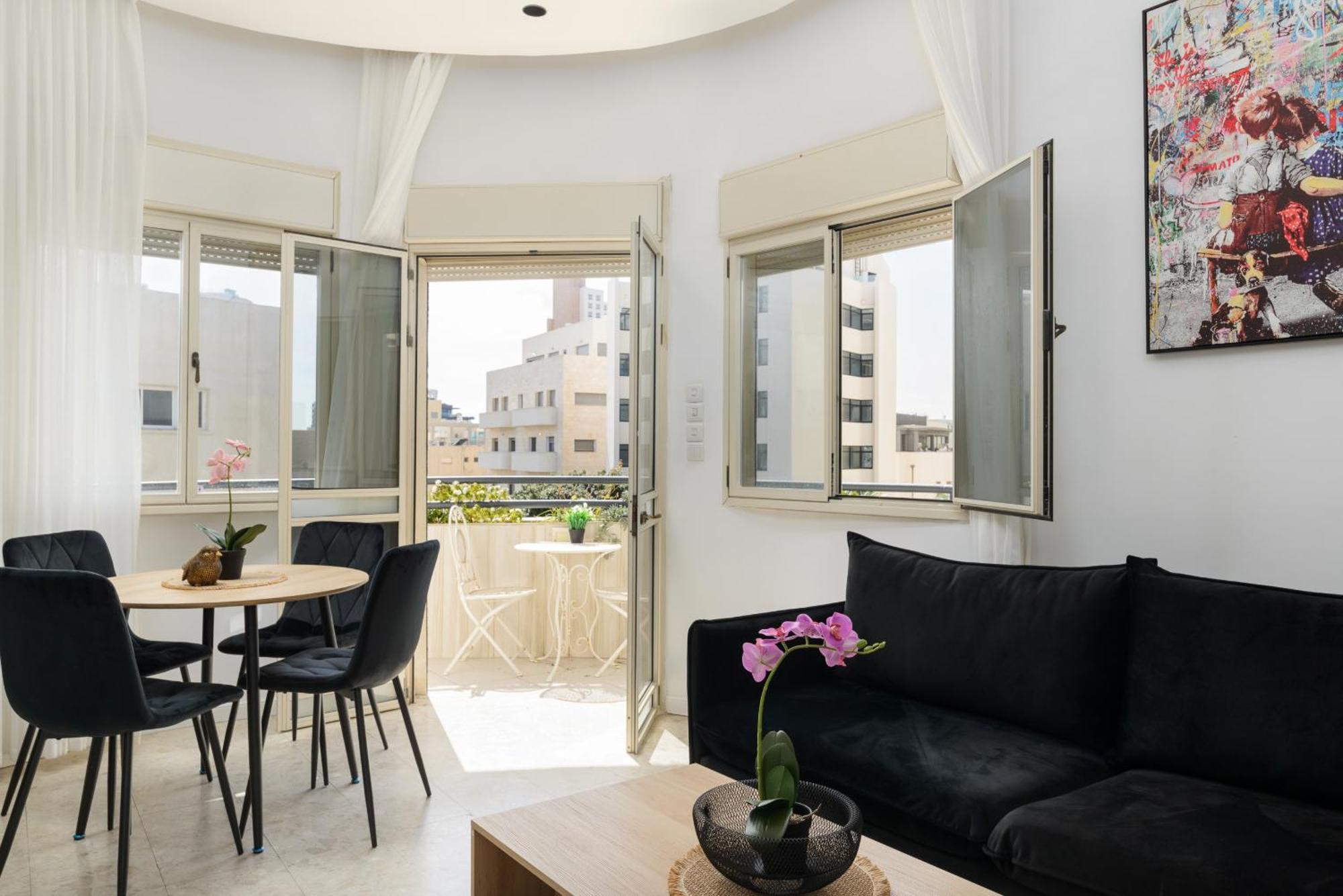 Bauhaus 2br With Sea View & Balcony By Feelhome * Tel Aviv